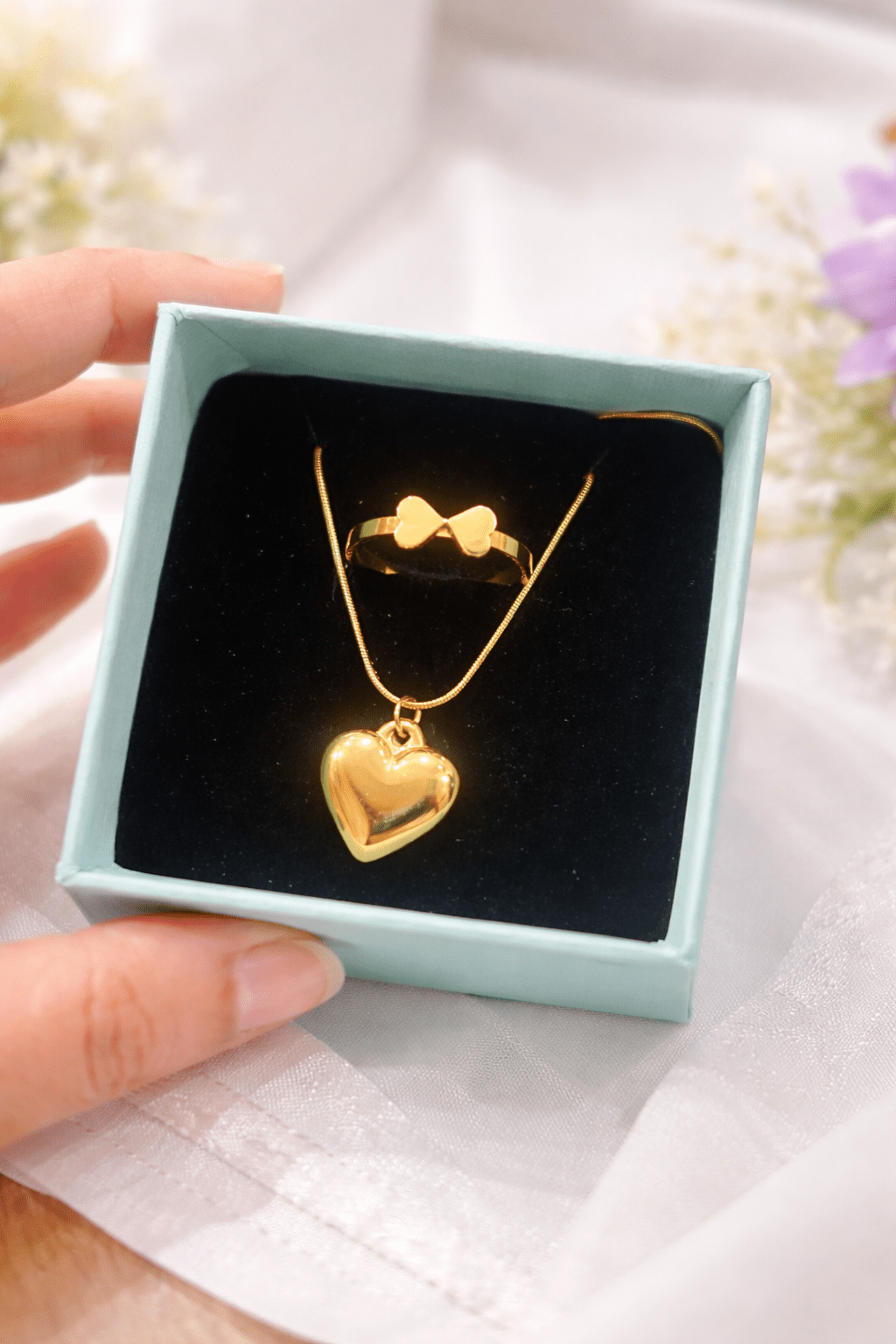 8 gifts valentine hamper - CharmsCrafted