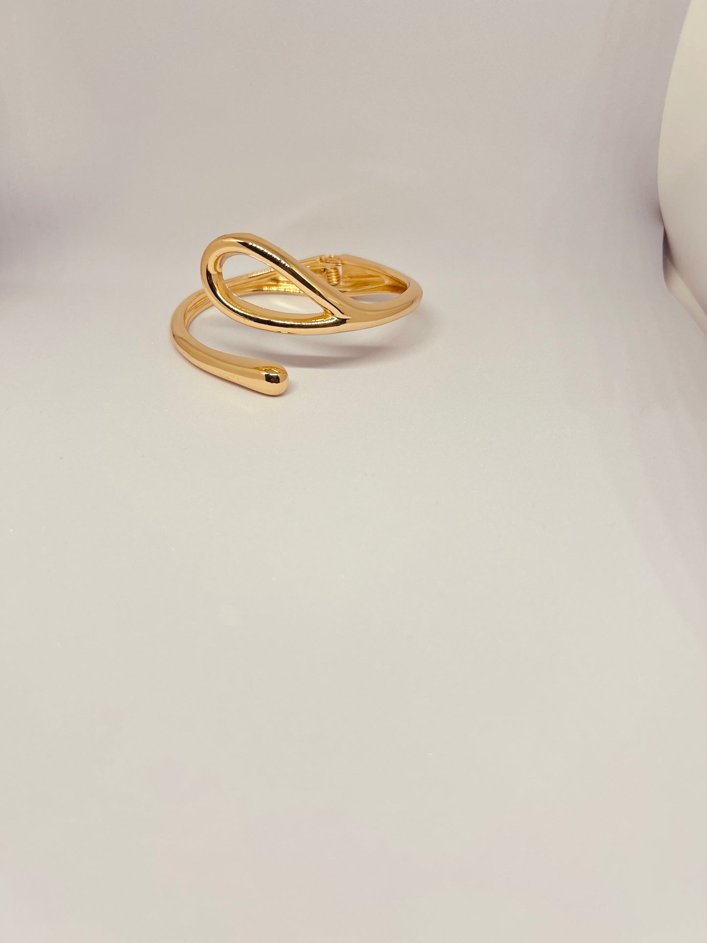 Golden Infinity Loop Cuff Bracelet – Timeless Elegance