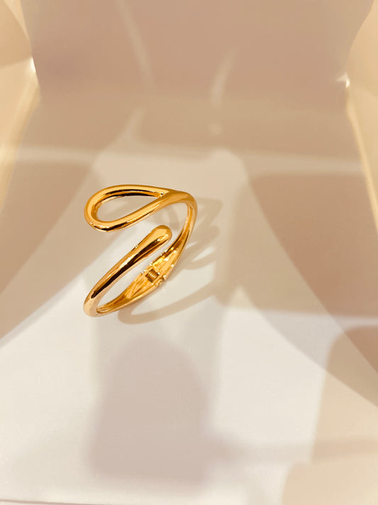 Golden Infinity Loop Cuff Bracelet – Timeless Elegance