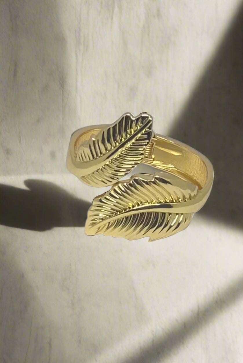 Golden Leaf Embrace Bracelet – Nature’s Elegance