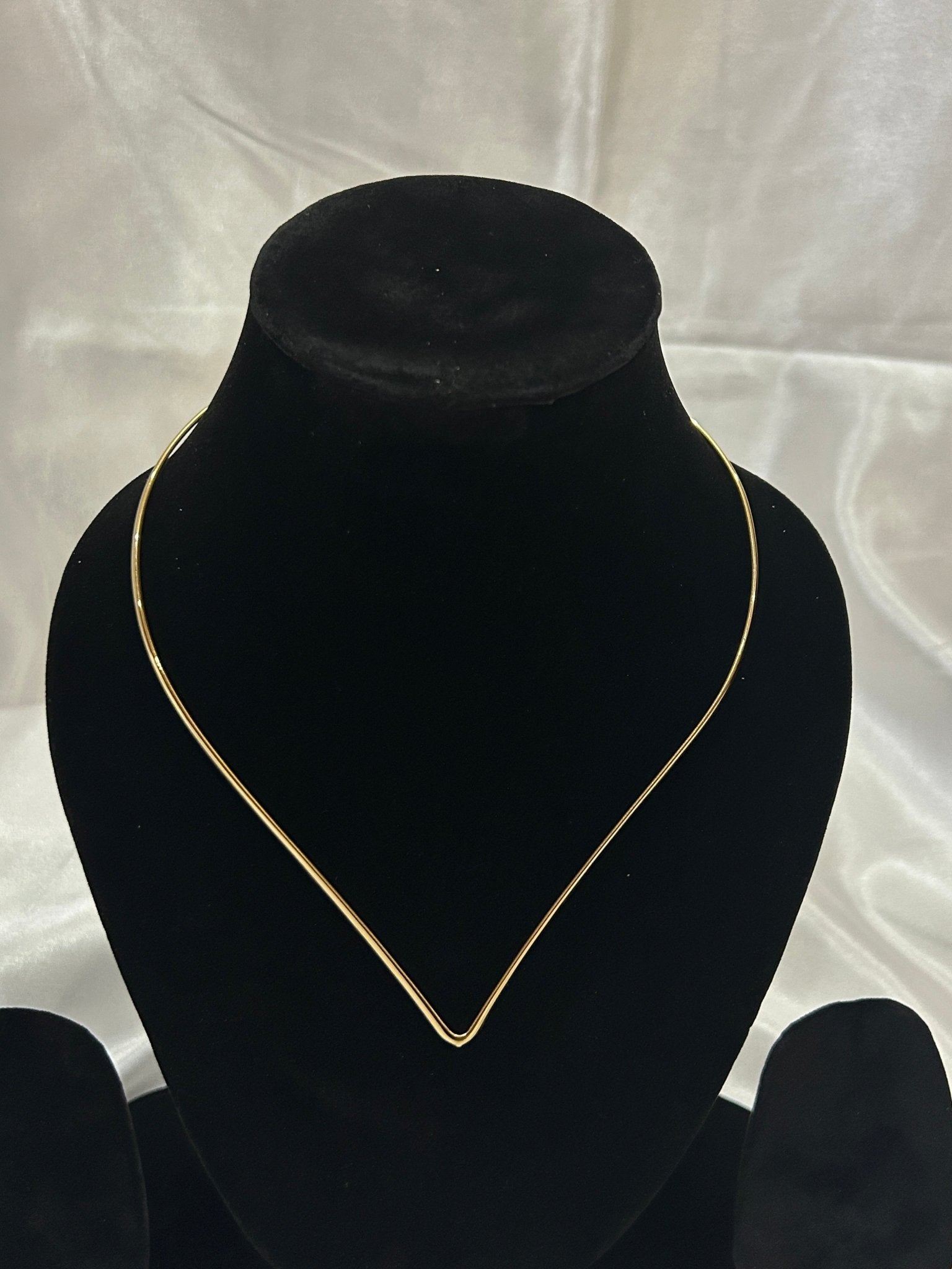 Golden V - Choker Necklace – Minimalist Elegance - CharmsCrafted